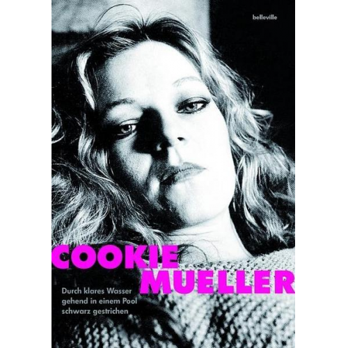 Cookie Mueller - Durch klares Wasser gehend in einem Pool schwarz gestrichen