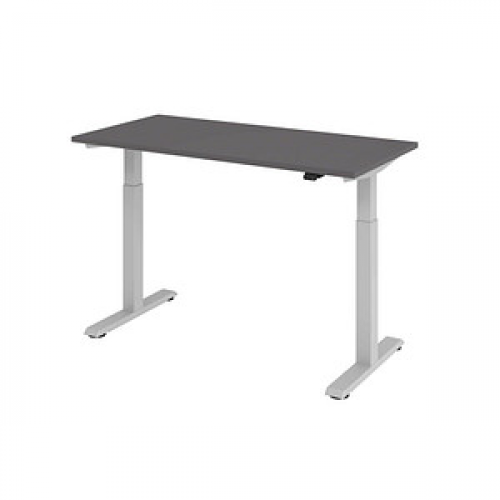 HAMMERBACHER XMST614 elektrisch höhenverstellbarer Schreibtisch grafit rechteckig, T-Fuß-Gestell silber 140,0 x 67,2 cm