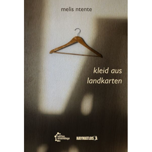 Melis Ntente - Kleid aus landkarten